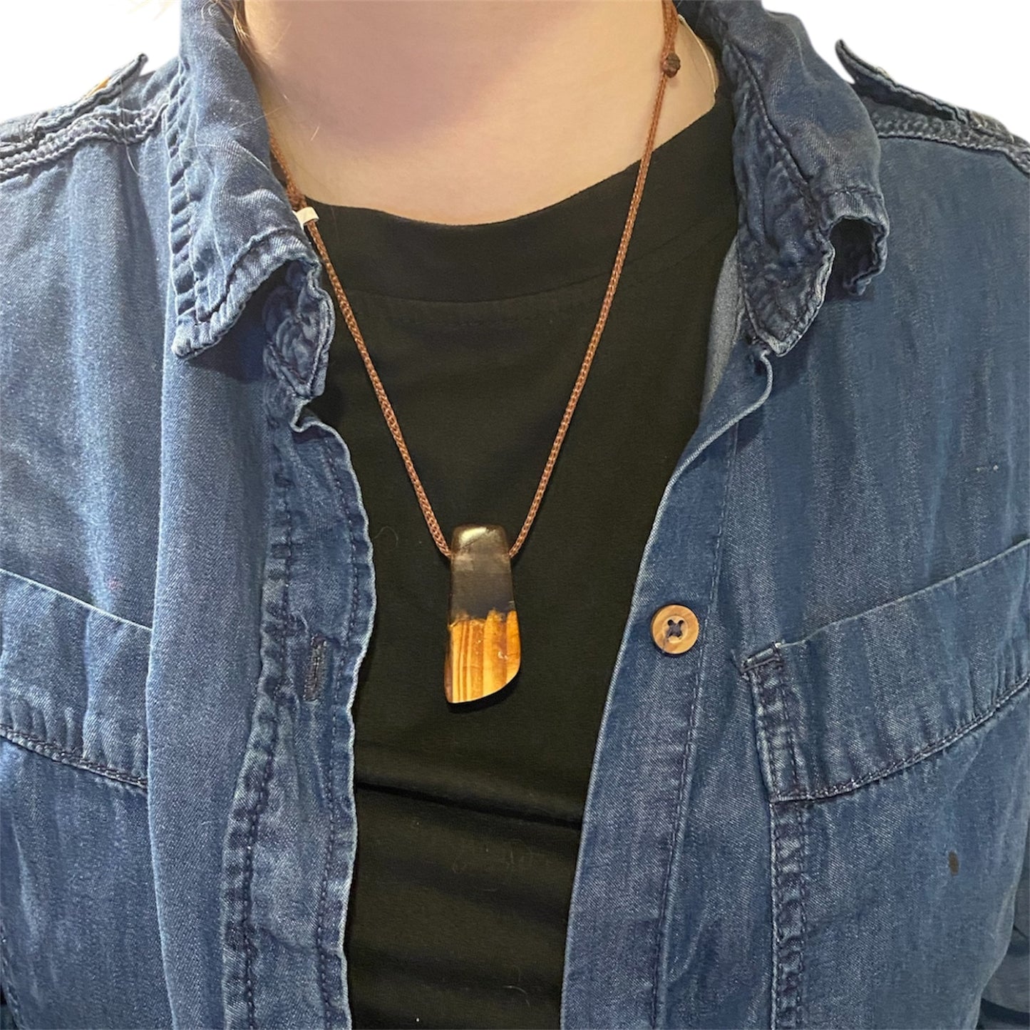 Collier rectangle / résine noire avec bois (RBC36)