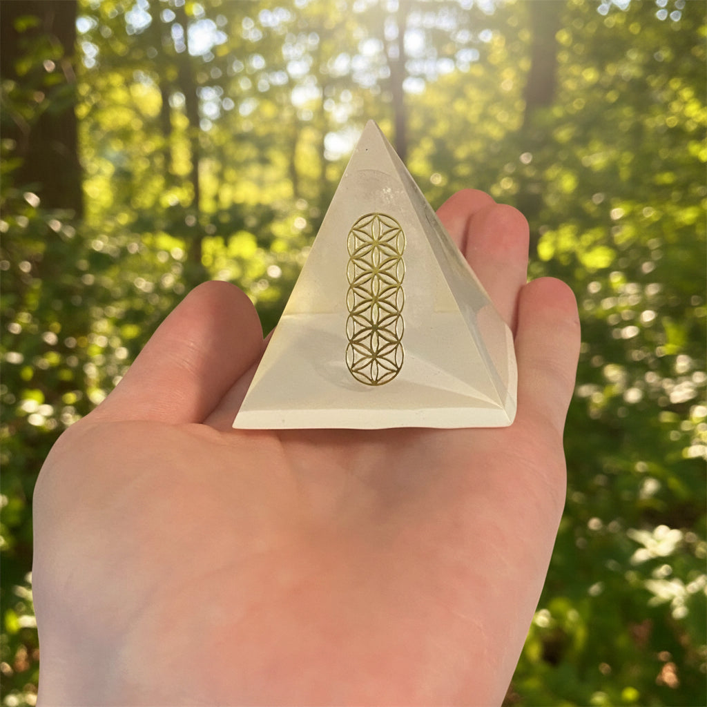 pyramide en resine | Pierre quartz blanche avec géométrie sacré