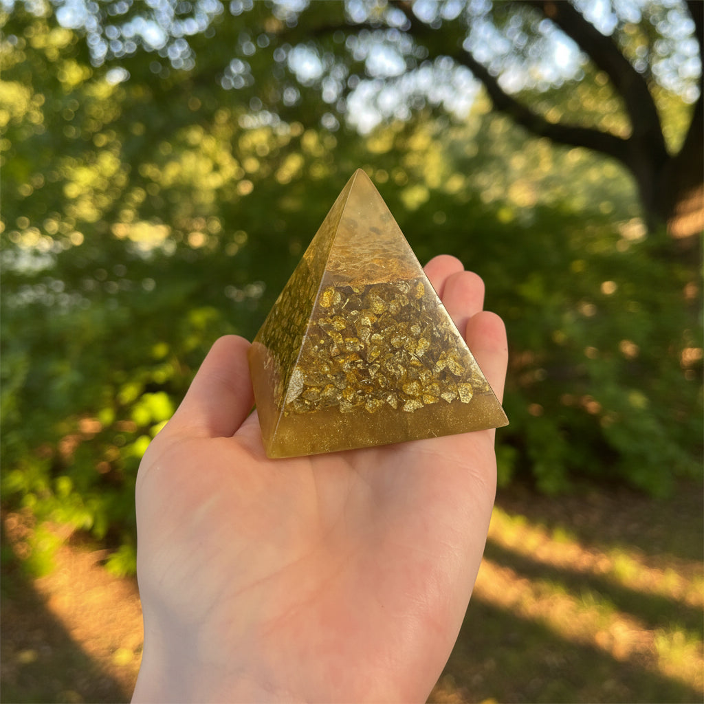 pyramide en resine | Pierre or