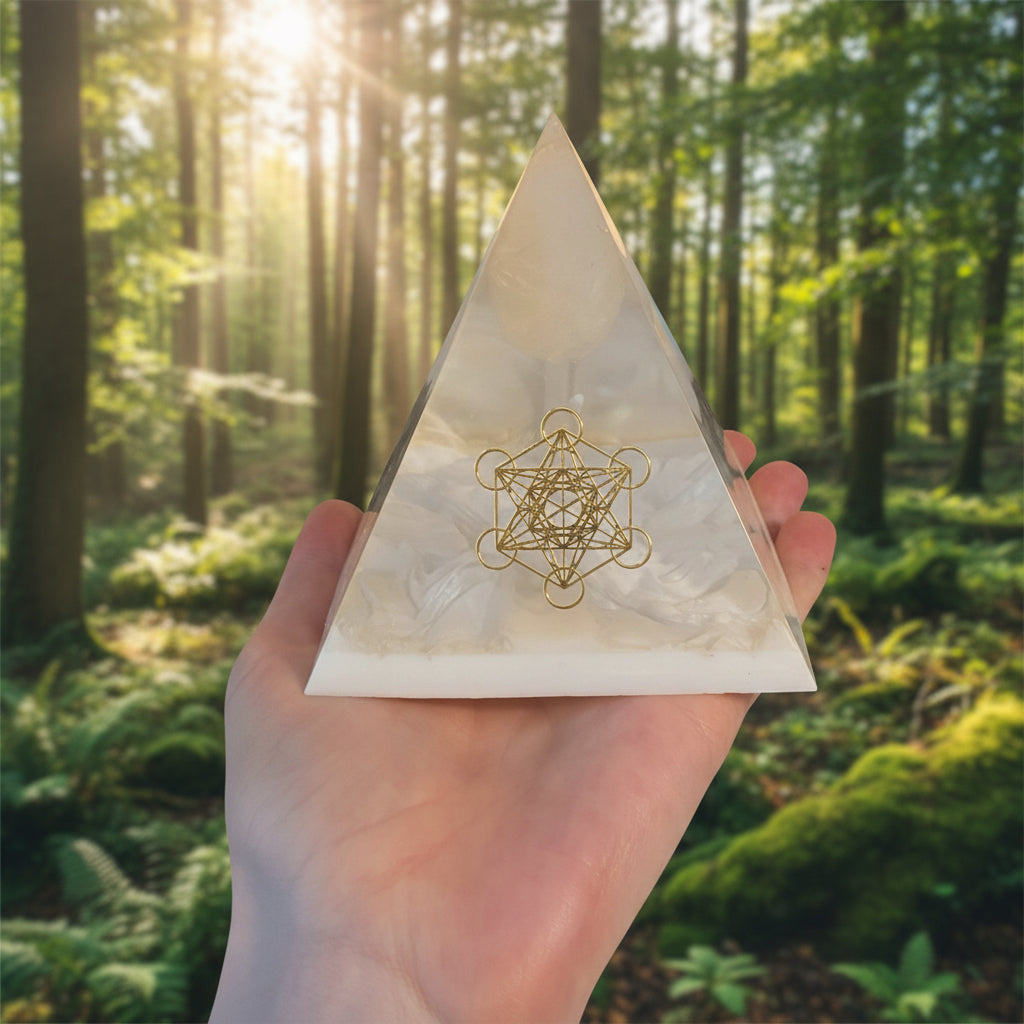 Pyramide quartz blanc forme oeuf, symbol doré collant doré métatron