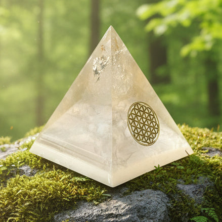 Pyramide quartz blanc forme oeuf, symbol doré collant doré fleur de vie