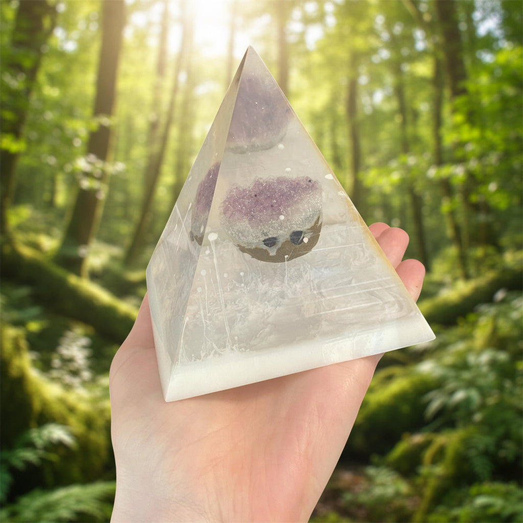 Pyramide avec hérisson en améthyste, blanc qui pleut genre