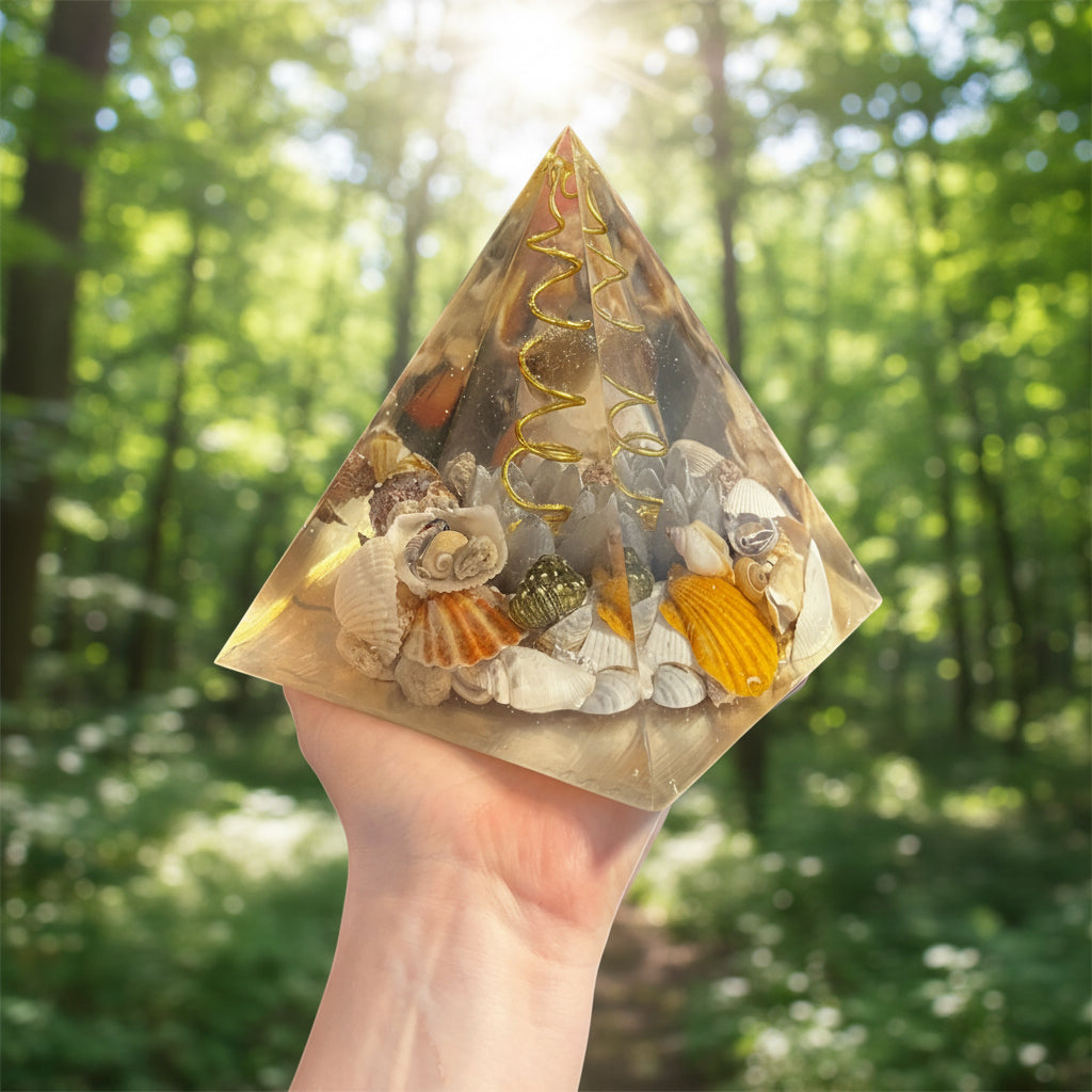 Pyramide fleur de lotus orange avec 1 pierre sphère quartz fumé et coquillages