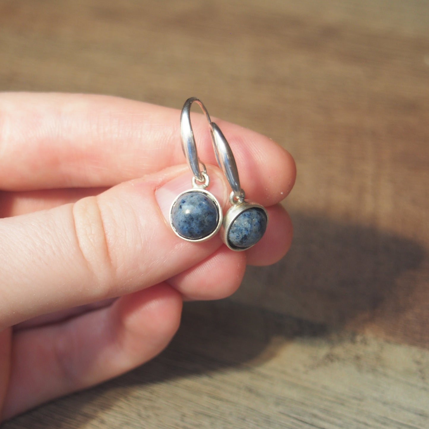 boucles d'oreilles pour femme sur une main avec pierre aventurine bleue