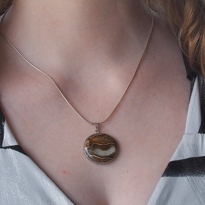 Pendentif argent sterling 925 et fossile d'ammonite — Présence et transformation