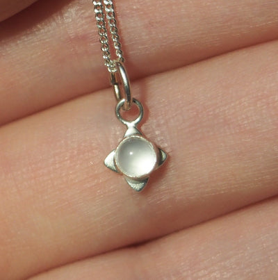 collier pour femme en argent | petite fleur en quartz blanc