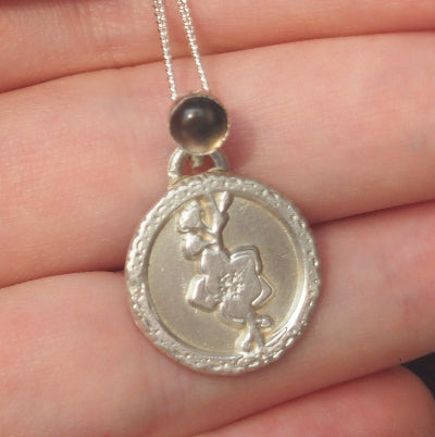collier pour femme en argent | fleur de cerisier en quartz fumé