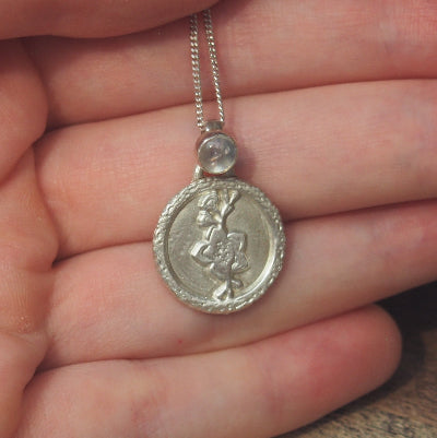 collier pour femme en argent | fleur de cerisier en quartz blanc naturel
