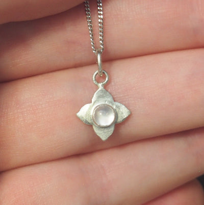 collier pour femme en argent | fleur en quartz rose naturel