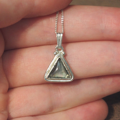 Collier triangle en argent sterling avec quartz blanc et coquillage.