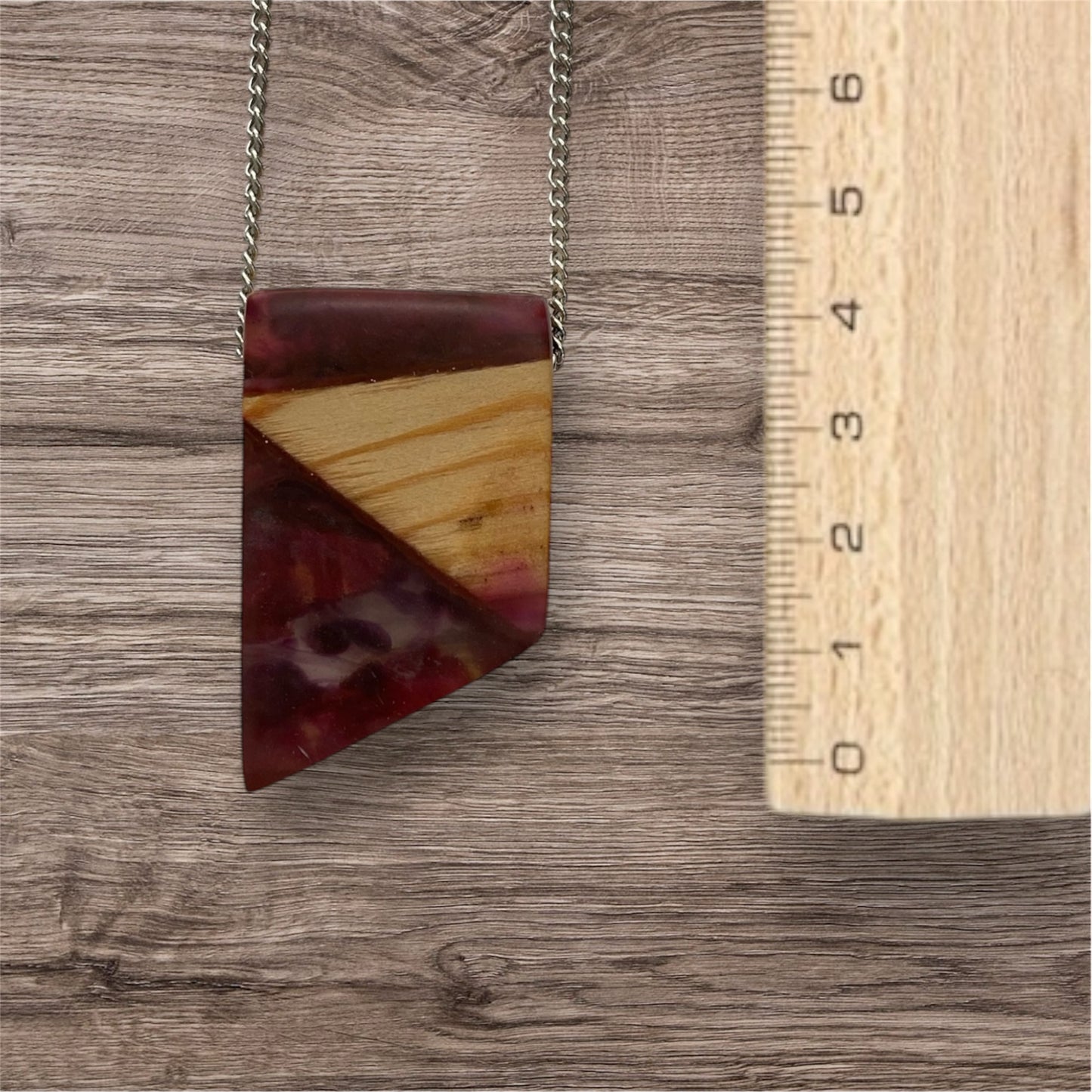 Collier rectangulaire / résine mauve rose avec bois / rbc39