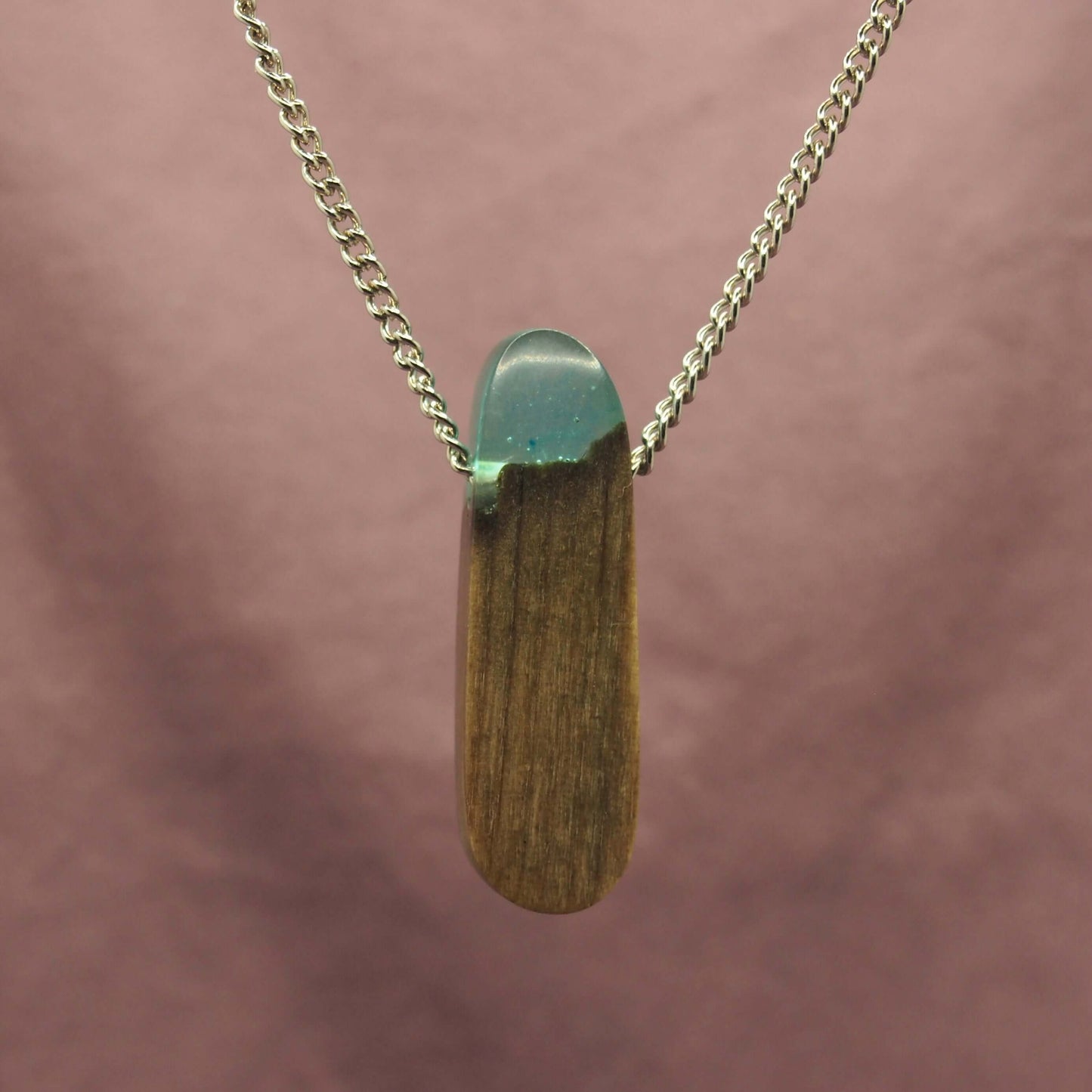 Collier ovale / résine bleue avec bois | Créations Jeanne