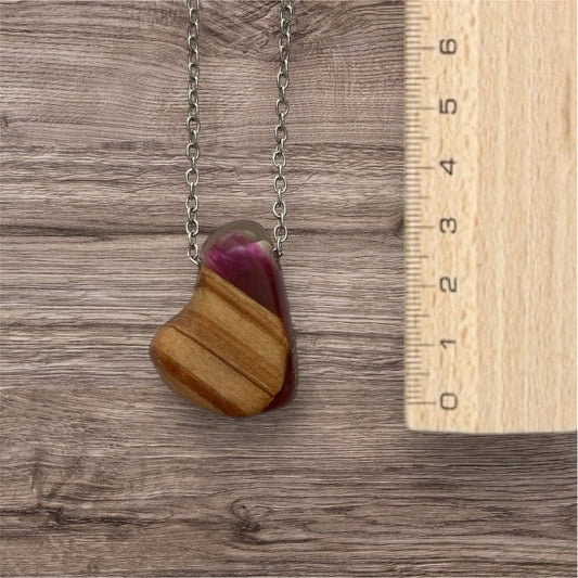 Collier cœur / résine mauve rose avec bois / rbc25