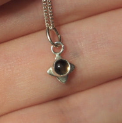 collier pour femme en argent | petite fleur en quartz fumé