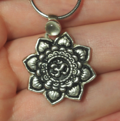 collier pour femme en argent | mandala om quartz blanc