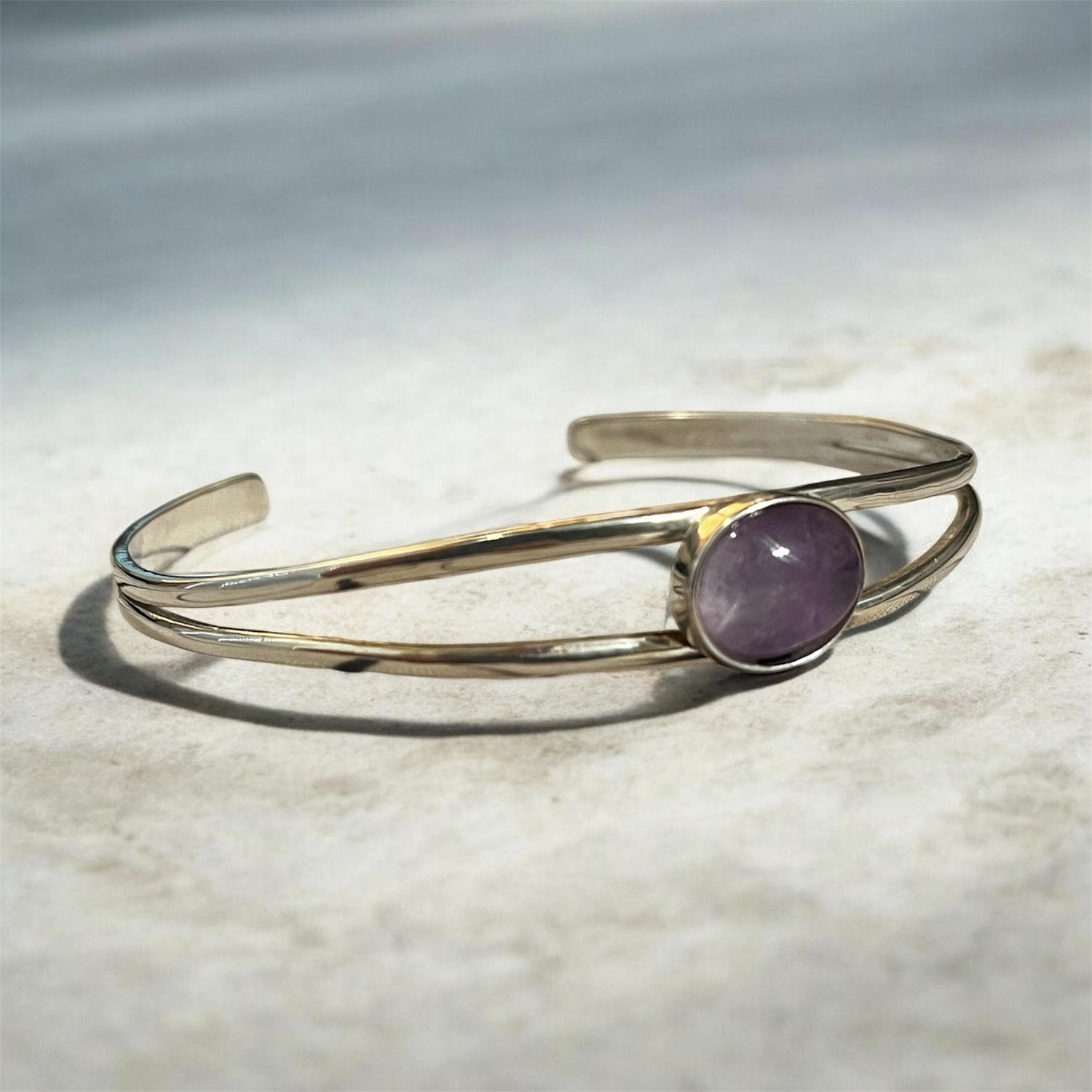 Manchette ouverte argent avec pierre améthyste naturelle, bracelet femme minimaliste élégant