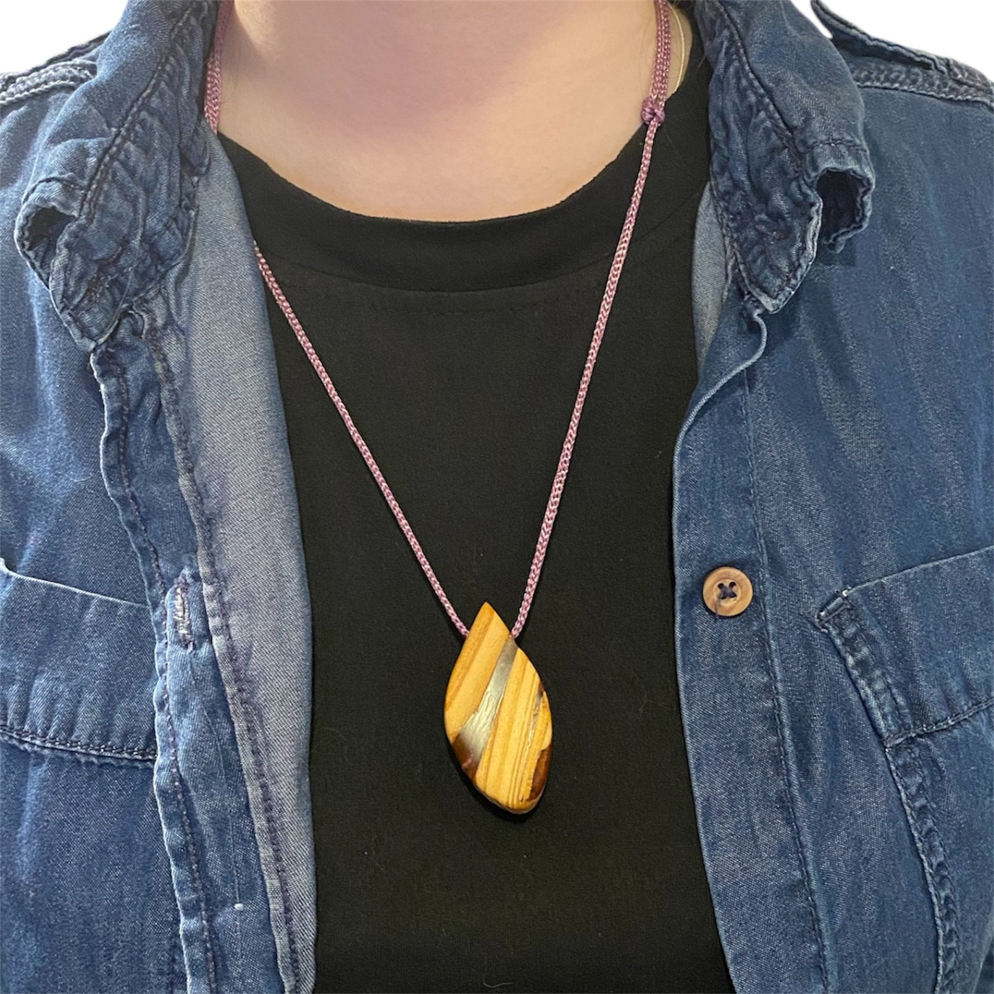 Collier goût d’eau – Résine mauve-rose et bois (RBC29)