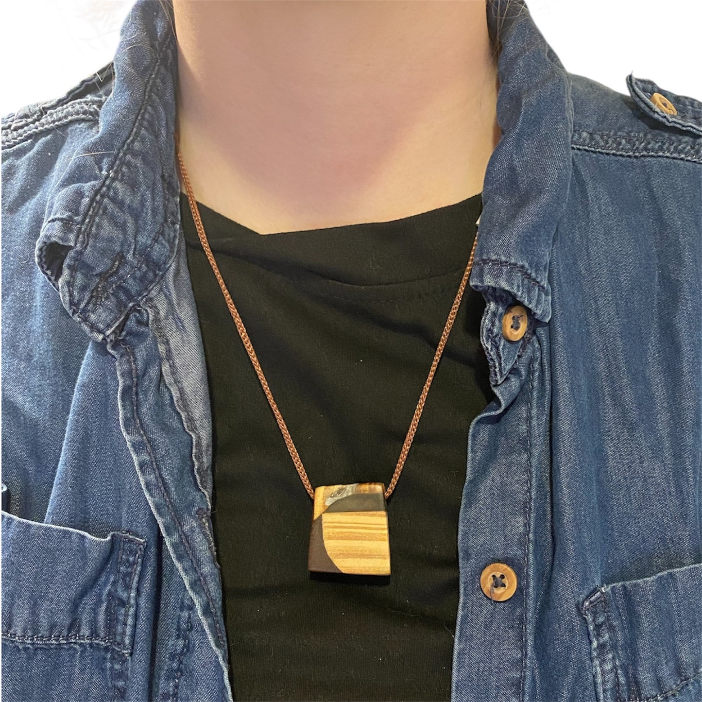 Collier rectangulaire – Résine noire et bois (RBC60)
