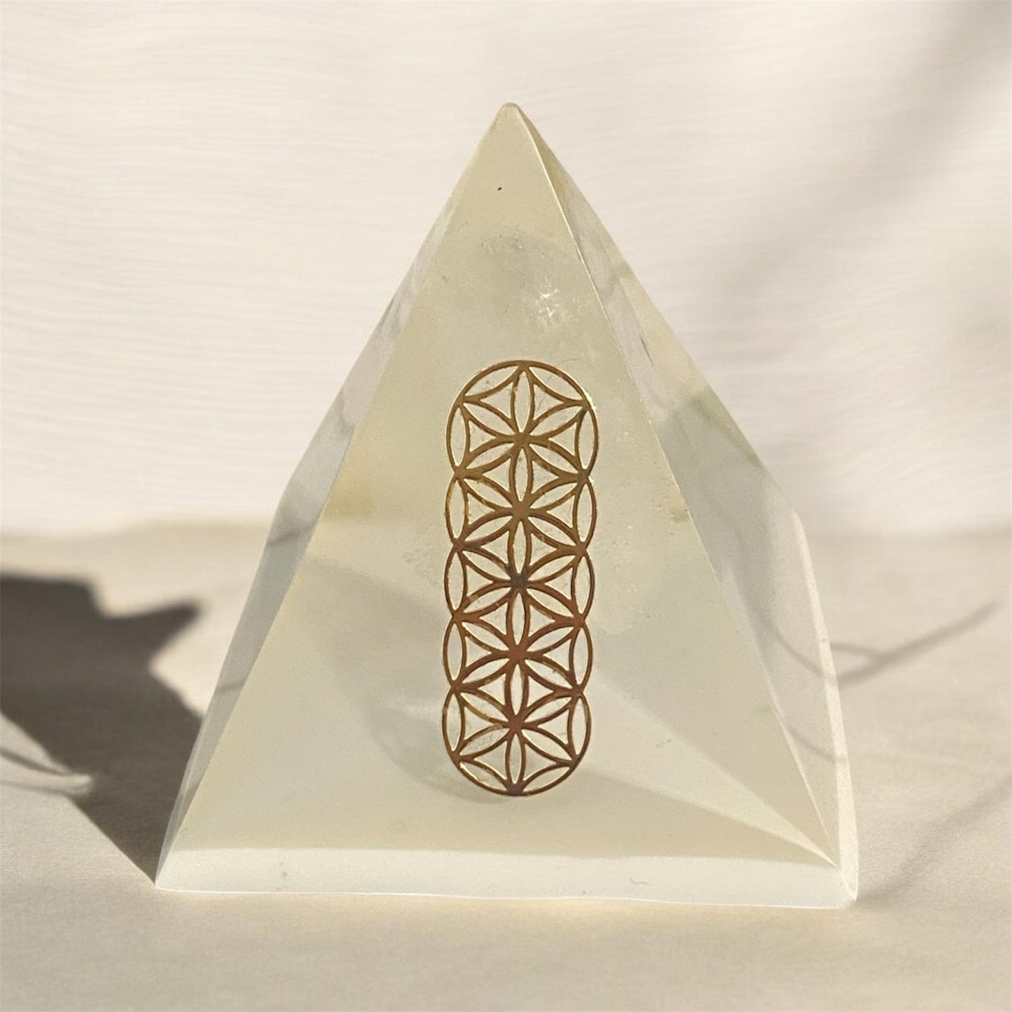 pyramide en resine | Pierre quartz blanche avec géométrie sacré