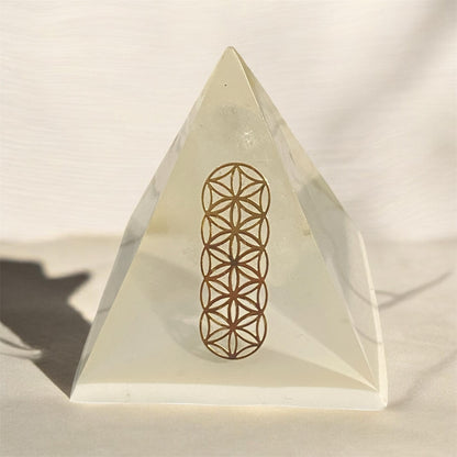 pyramide en resine | Pierre quartz blanche avec géométrie sacré