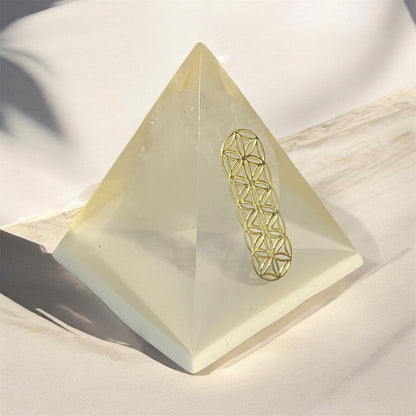 pyramide en resine | Pierre quartz blanche avec géométrie sacré