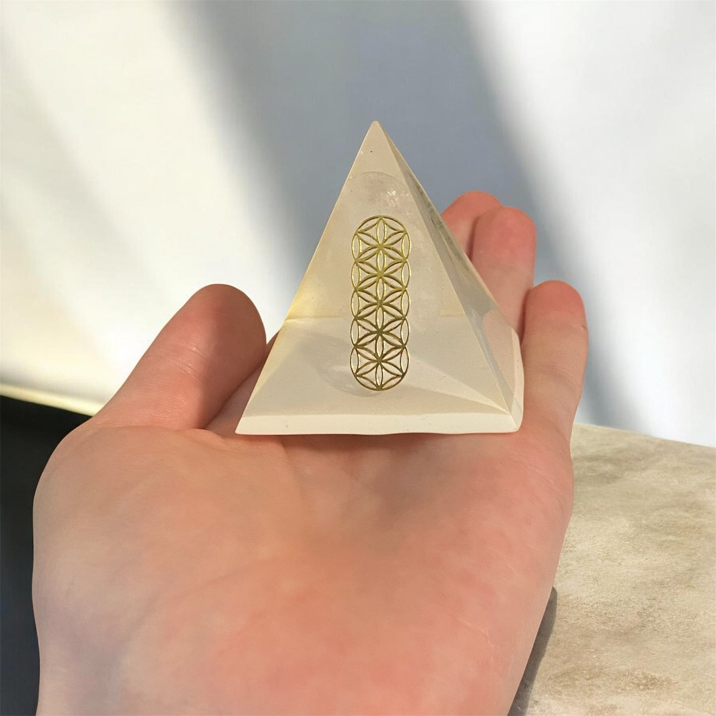 pyramide en resine | Pierre quartz blanche avec géométrie sacré