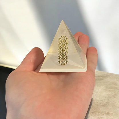 pyramide en resine | Pierre quartz blanche avec géométrie sacré
