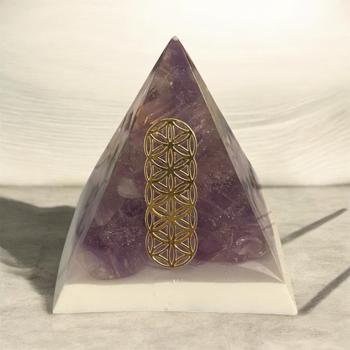 pyramide en resine | Pierre améthyste avec géométrie sacré