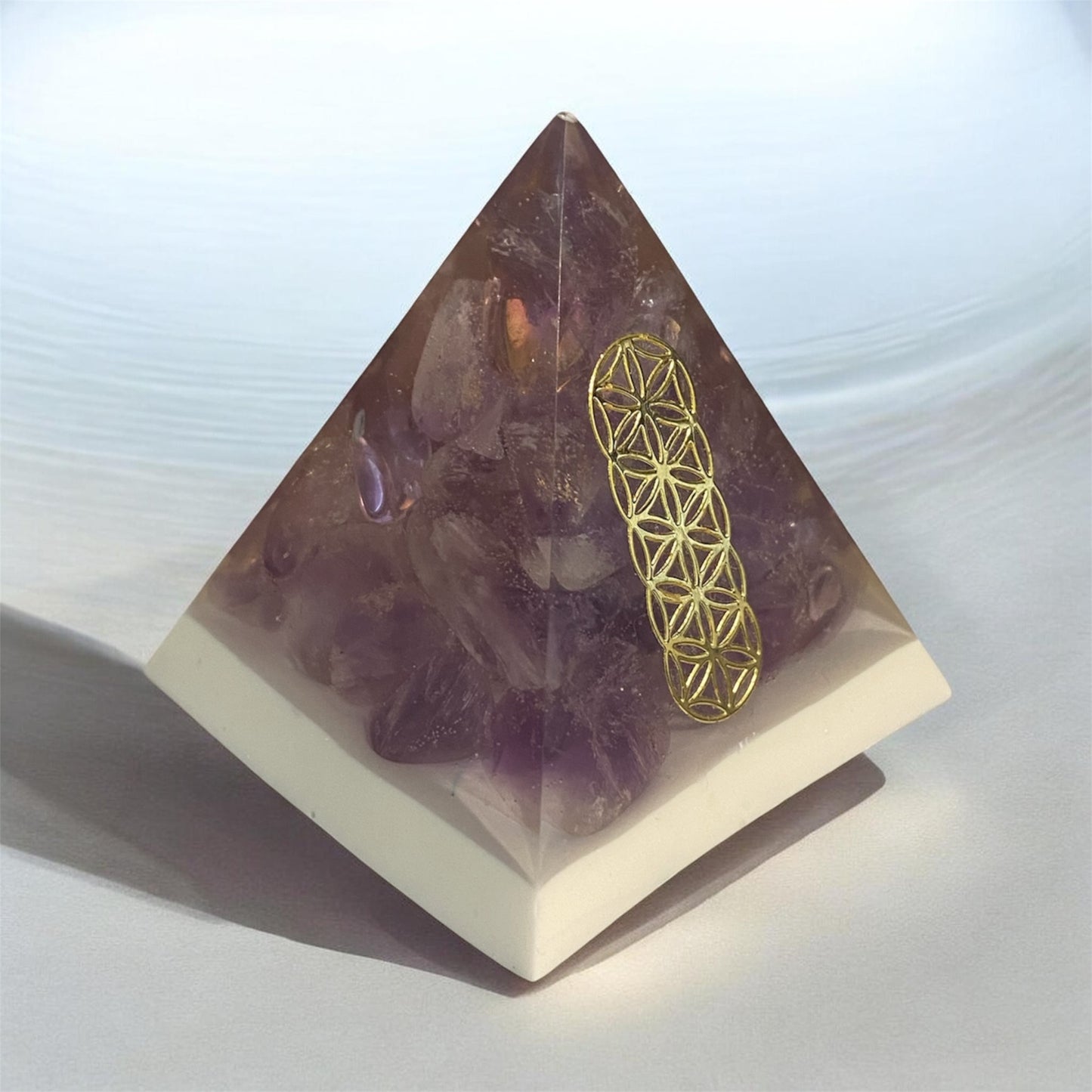 pyramide en resine | Pierre améthyste avec géométrie sacré