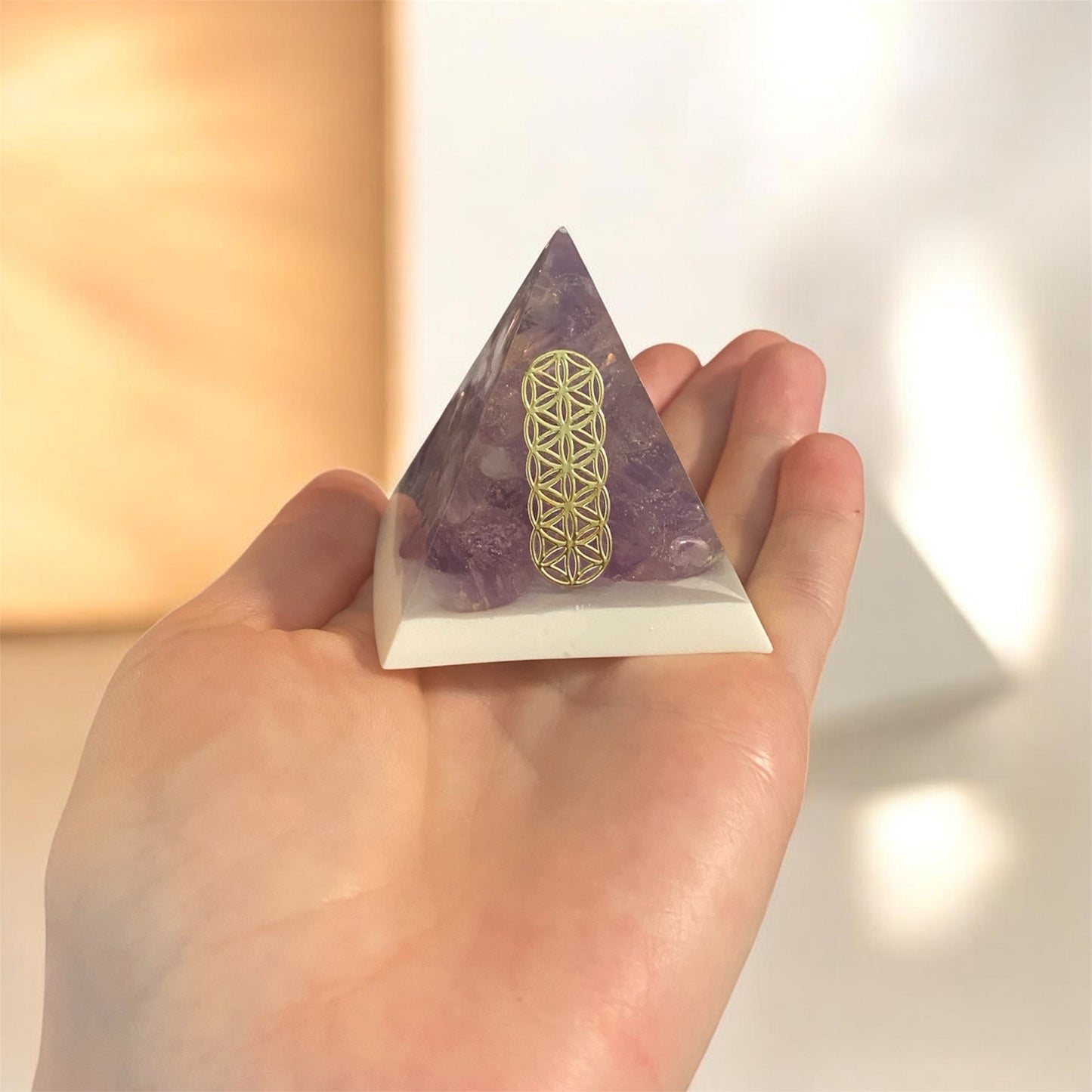 pyramide en resine | Pierre améthyste avec géométrie sacré