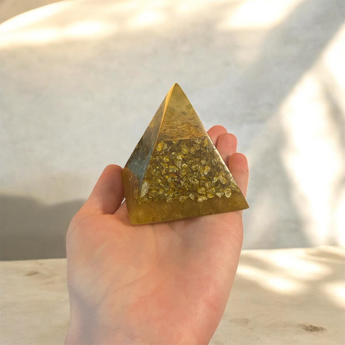 pyramide en resine | Pierre or