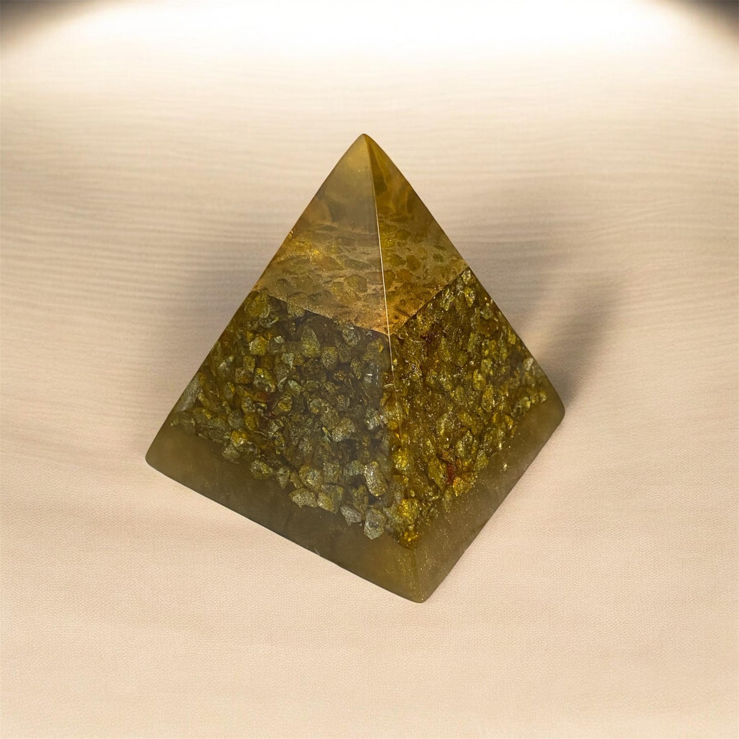pyramide en resine | Pierre or