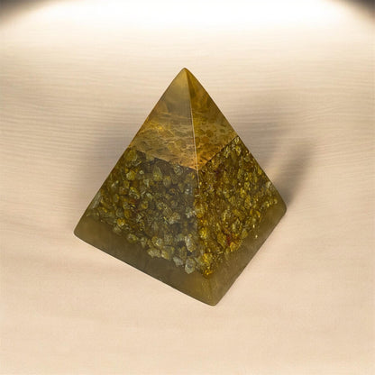 pyramide en resine | Pierre or