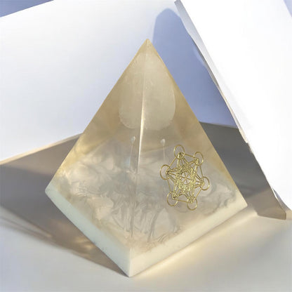 Pyramide quartz blanc forme oeuf, symbol doré collant doré métatron