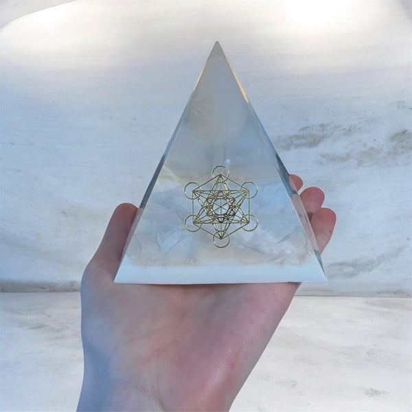 Pyramide quartz blanc forme oeuf, symbol doré collant doré métatron