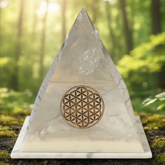 Pyramide quartz blanc forme oeuf, symbol doré collant doré fleur de vie