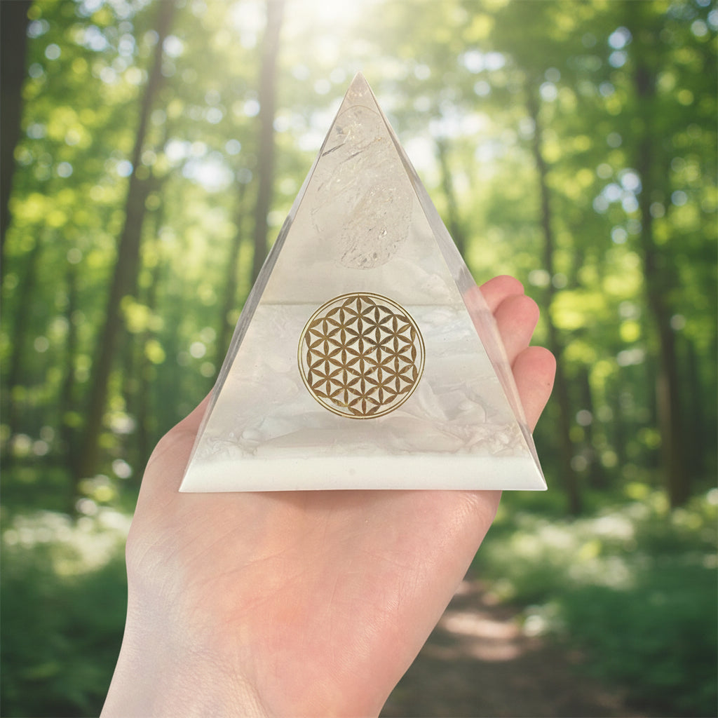 Pyramide quartz blanc forme oeuf, symbol doré collant doré fleur de vie