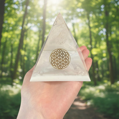 Pyramide quartz blanc forme oeuf, symbol doré collant doré fleur de vie