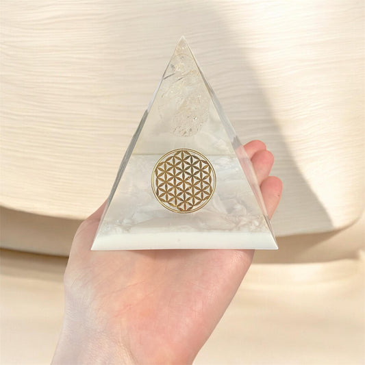 Pyramide quartz blanc forme oeuf, symbol doré collant doré fleur de vie