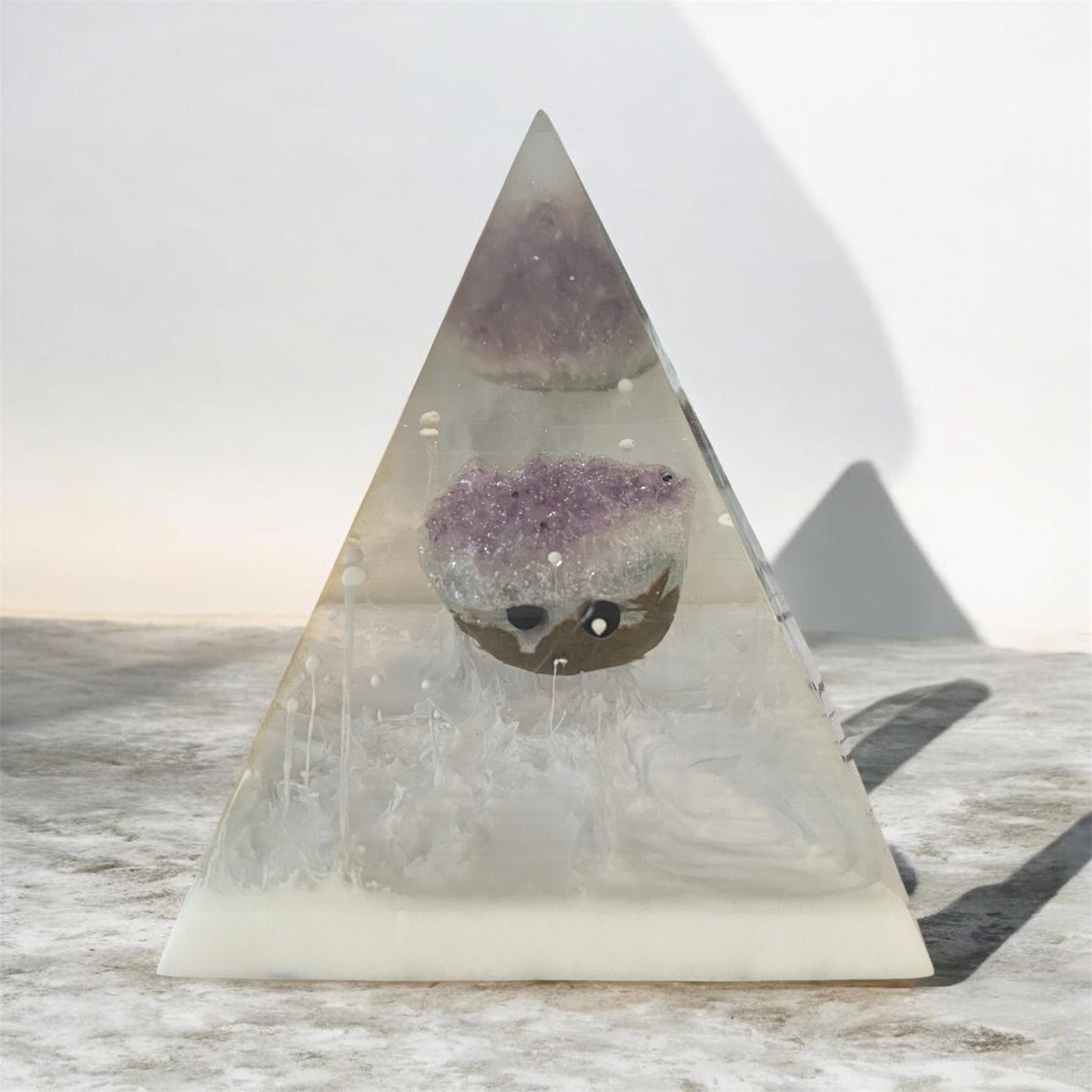Pyramide avec hérisson en améthyste, blanc qui pleut genre
