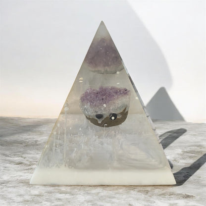 Pyramide avec hérisson en améthyste, blanc qui pleut genre
