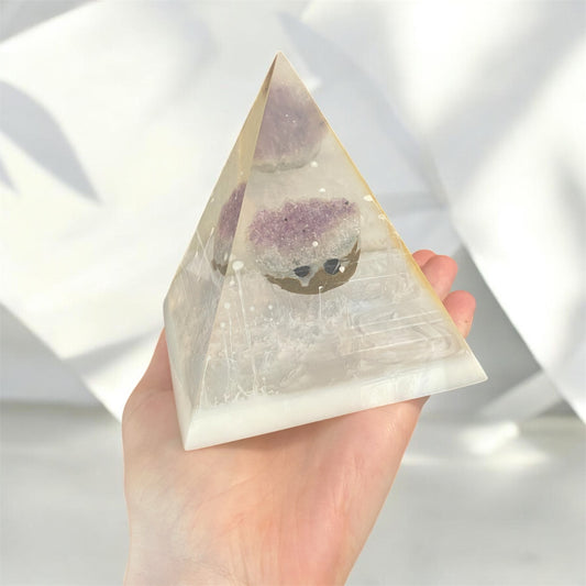 Pyramide avec hérisson en améthyste, blanc qui pleut genre