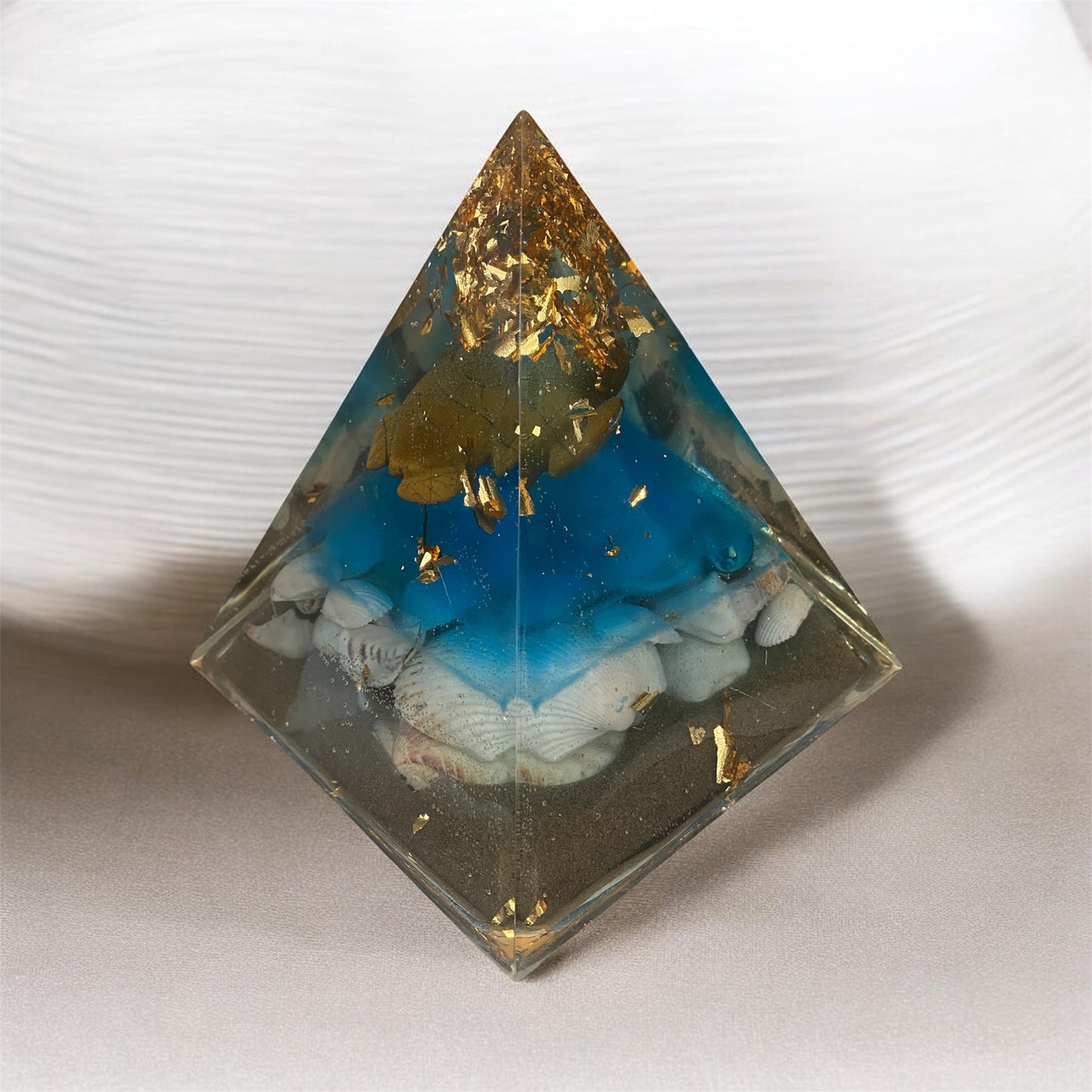 Pyramide pierre oeil de tigre, forme tortue, style océan, coquillage, bleu, sable de l’Ile Manitoulin et mcx feuilles or
