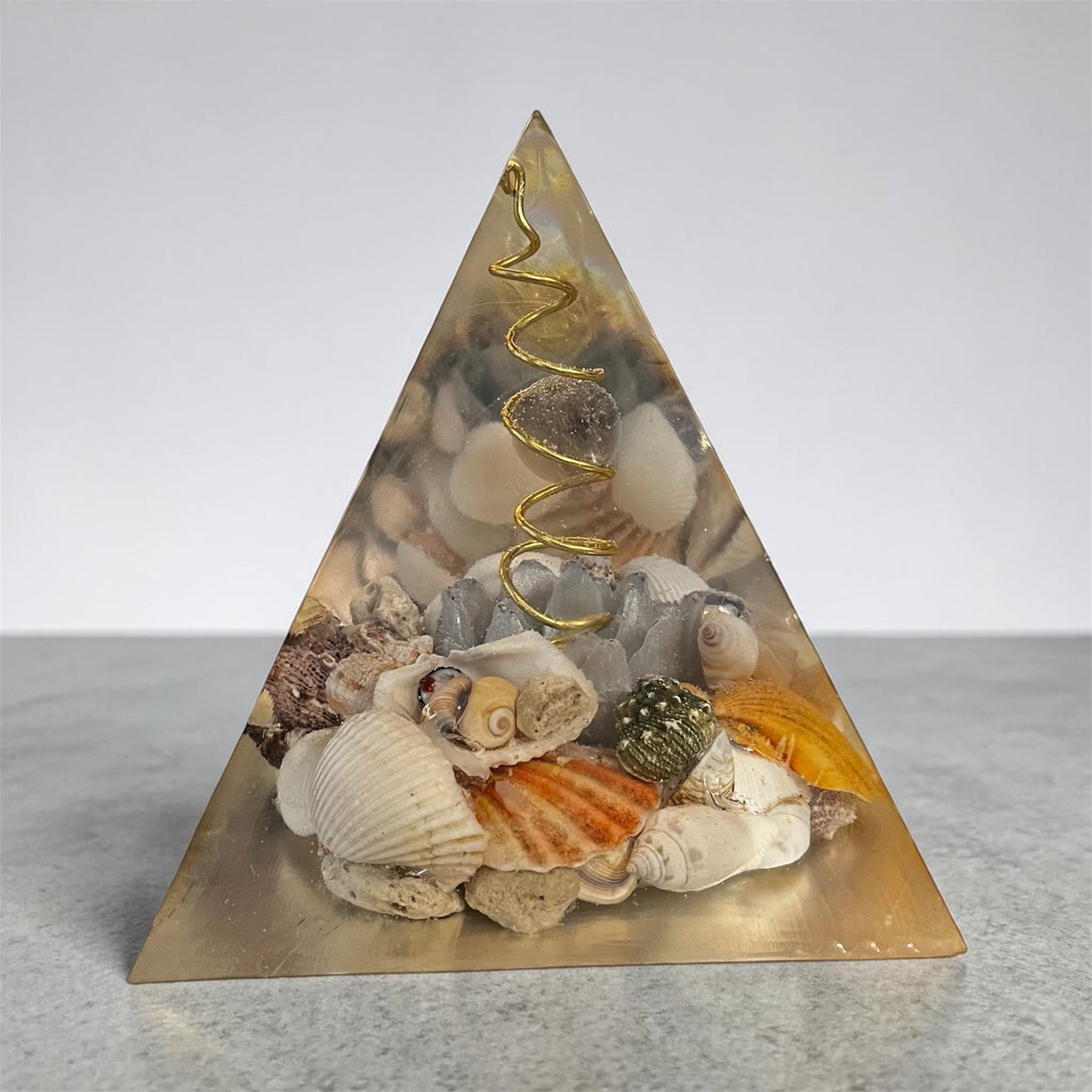 Pyramide fleur de lotus orange avec 1 pierre sphère quartz fumé et coquillages