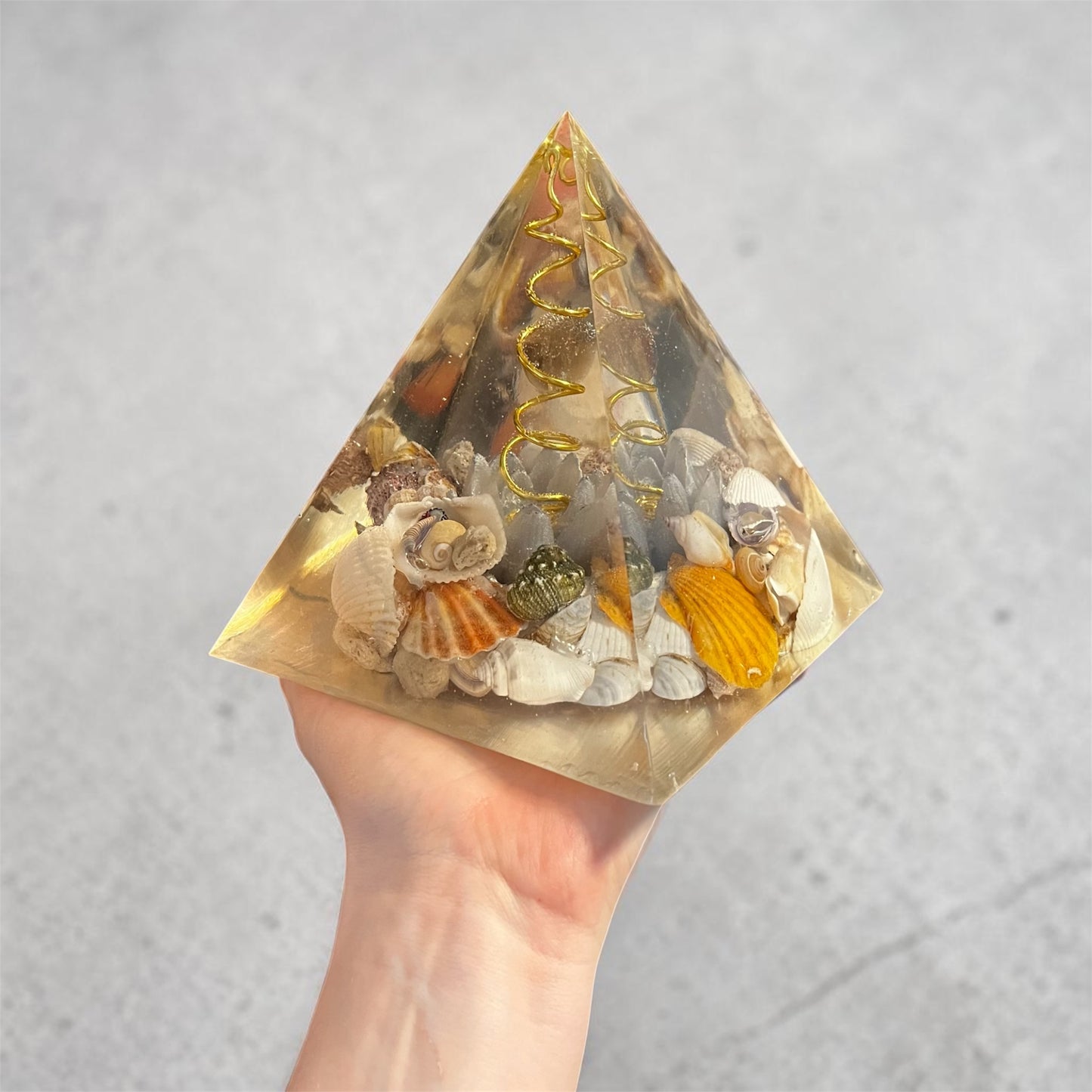 Pyramide fleur de lotus orange avec 1 pierre sphère quartz fumé et coquillages