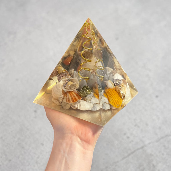 Pyramide fleur de lotus orange avec 1 pierre sphère quartz fumé et coquillages