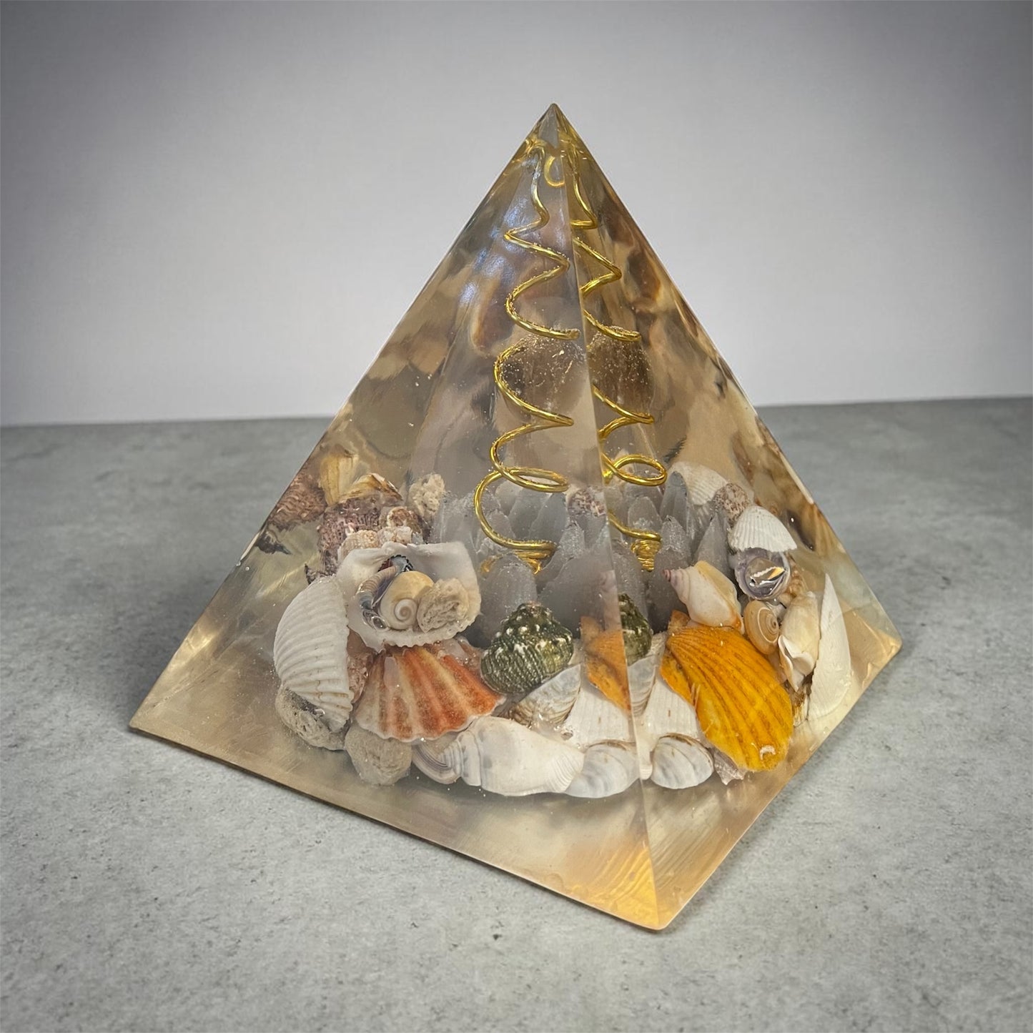 Pyramide fleur de lotus orange avec 1 pierre sphère quartz fumé et coquillages