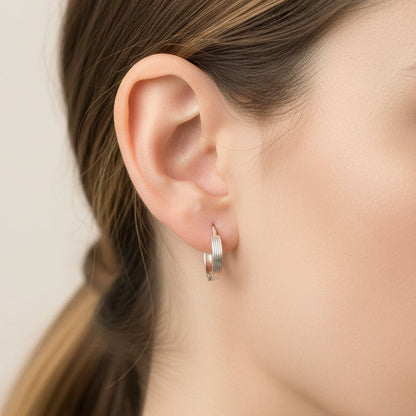 boucle d'oreille anneau pour femme avec texture lignée en argent sterling