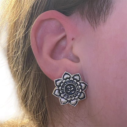 boucles d oreilles pour femmes Mandala Om sur un oreille 