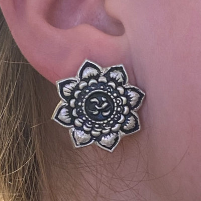 boucles d oreilles pour femmes Mandala Om sur un oreille 
